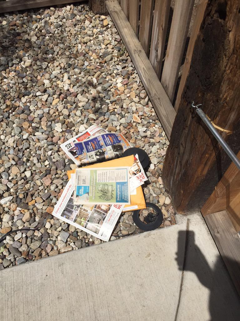 PlantBasedHR's tweet photo. Gotta love it when the mailman just throws your mail on the ground #usps #uspsfail #lazy http://t.co/xMC7jiCQN4