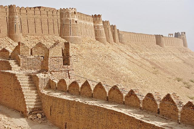 BeautiesOfPak's tweet photo. A huge Fort in Sindh http://t.co/TCtICCc1Hm