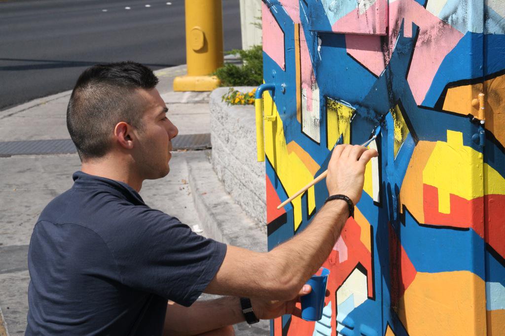 ClarkCountyNV's tweet photo. Artist #ValentinYordanov paints over utility box tagged w/graffit http://t.co/KGSAQBqtBc #Vegas #Zap7 #CrimeStoppers http://t.co/M9ZcNAQRPT