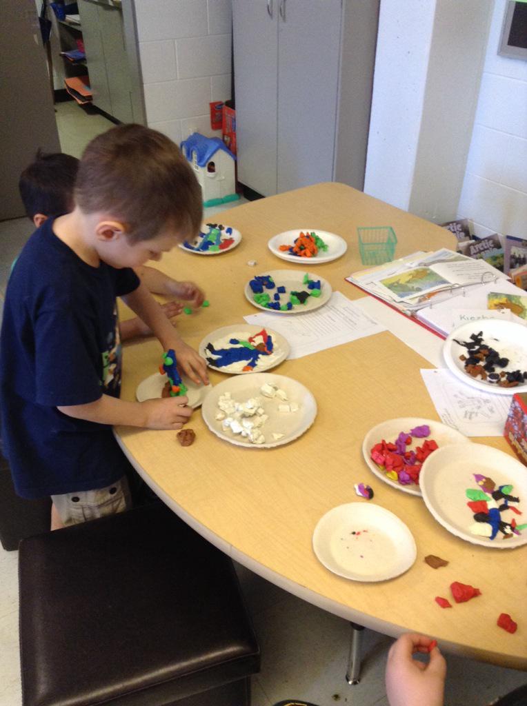 mrshammsclass's tweet photo. Genius hour in kindergarten http://t.co/awxU4C9Lbn