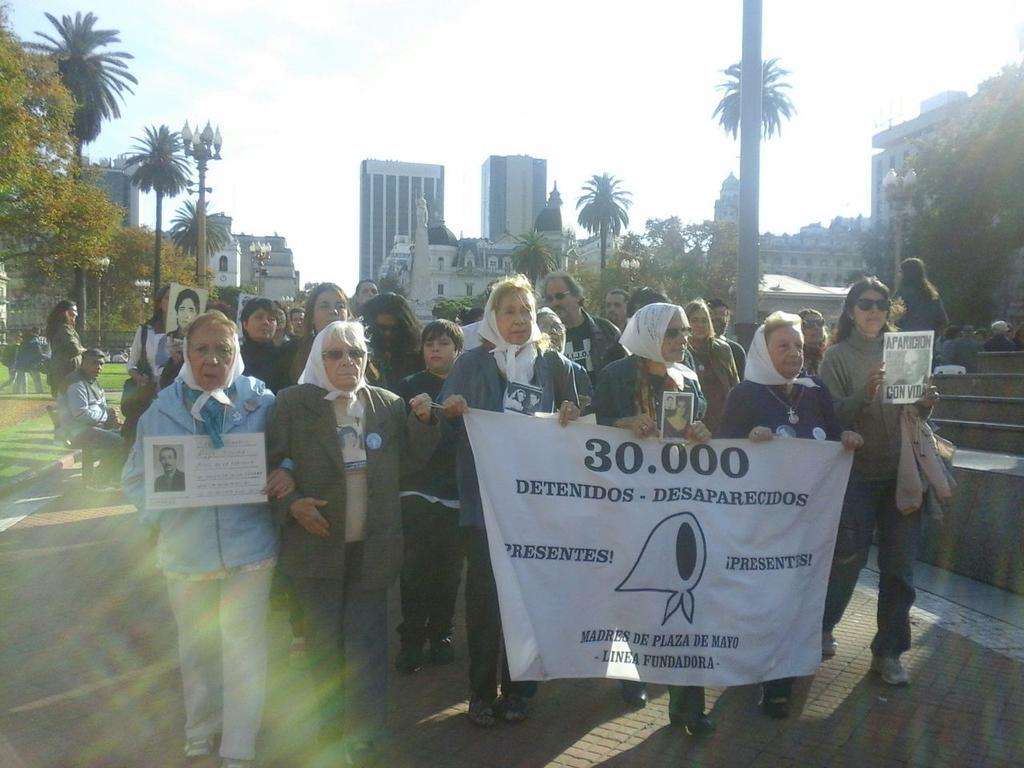 charlypisoni's tweet photo. Acompañamos a las Madres en su histórica ronda en Plaza de Mayo hoy que se conmemora #38AnosDeLucha #PrimeraMarcha http://t.co/dXPLKycBvB