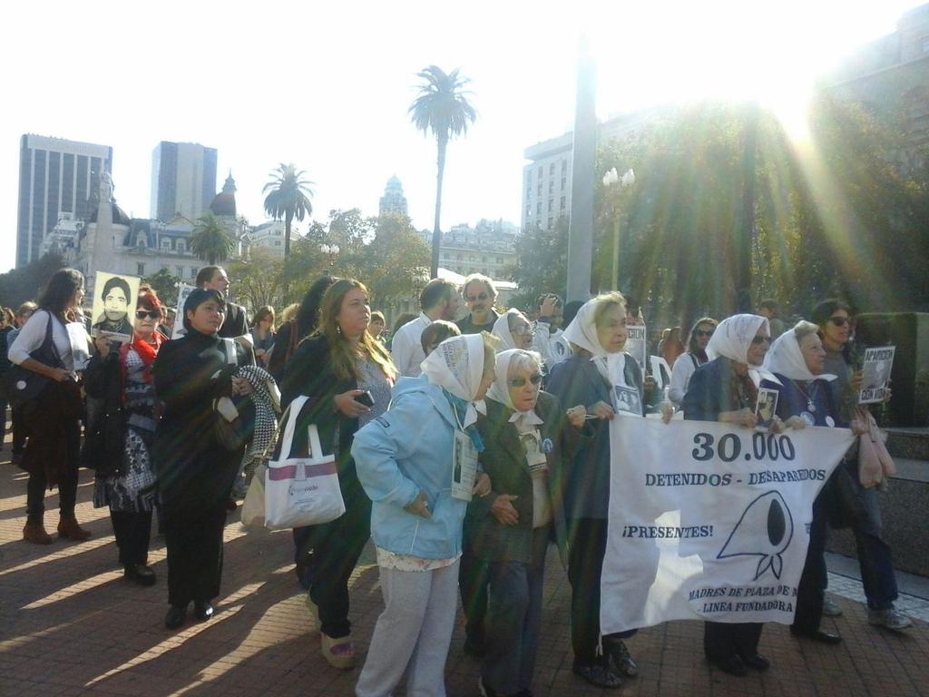 charlypisoni's tweet photo. Acompañamos a las Madres en su histórica ronda en Plaza de Mayo hoy que se conmemora #38AnosDeLucha #PrimeraMarcha http://t.co/dXPLKycBvB