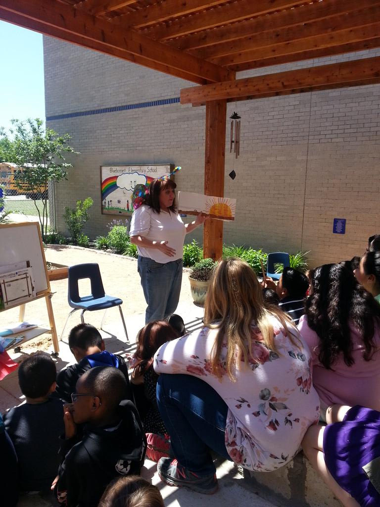 _vanessadb's tweet photo. @_vanessatrevino Ending a great day of reading in our beautiful outdoor learning center! #bbereads #feelinghappy http://t.co/4wYmztqAx3