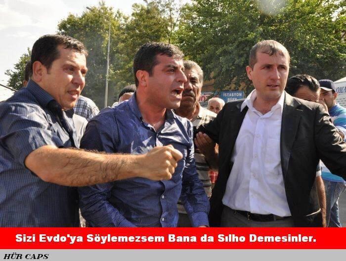 meydandar's tweet photo. Eyyy MüslümanKürt kardeşim yetmedimi HDPKK'nin kanını emdiği Kabe'ye hakaret eden Demirtaş'a nasıl oy vereceksin http://t.co/xWsb8U50Wi