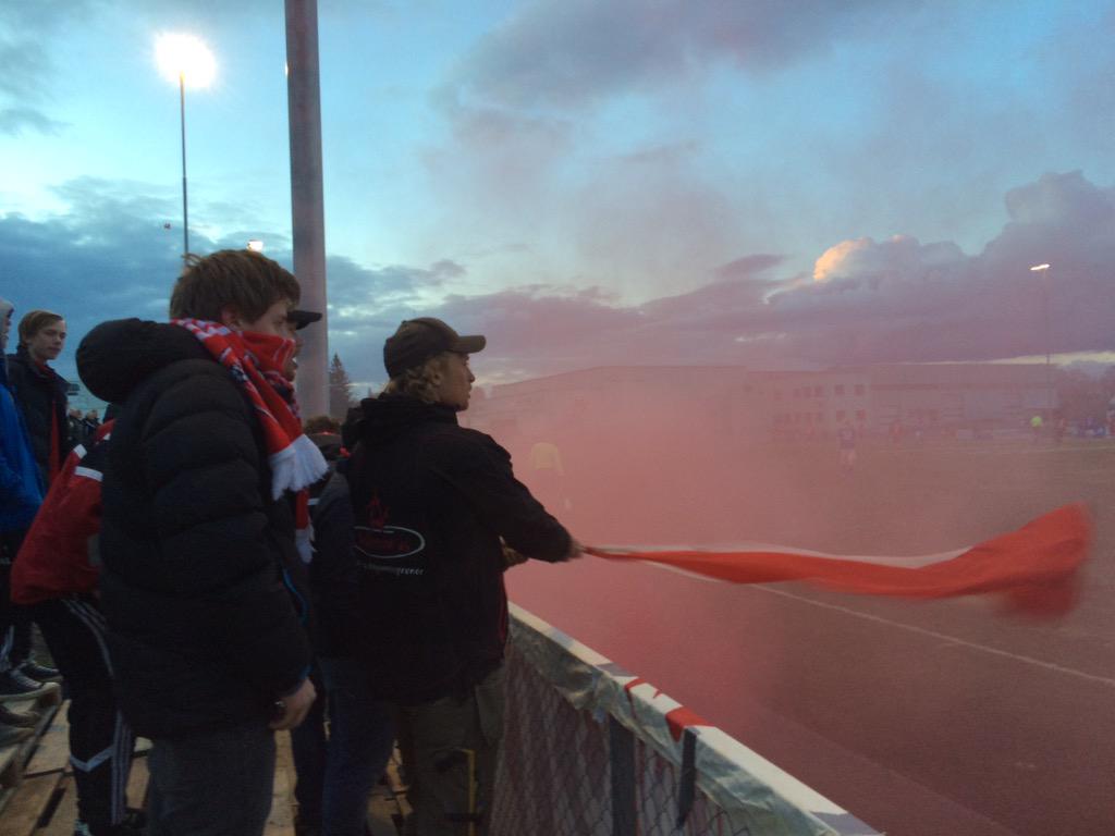 Toten2013's tweet photo. Røyk over Østre Toten idrettspark i det Toten øker til 5-2!! #3poeng http://t.co/sKcp8bf3ur