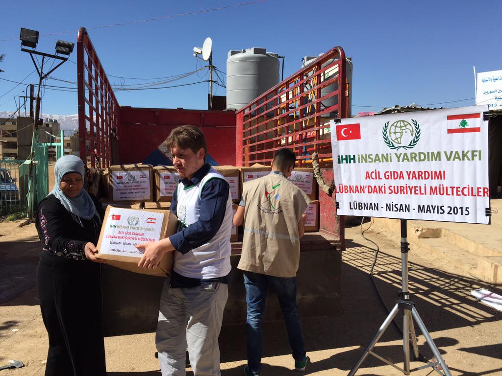 Hasan_AYNACI's tweet photo. Lübnan'daki Suriyeli ve Filistinli Mültecilere  @ihhinsaniyardim vakfının yolladığı gıda yardımlarını dağıttık http://t.co/vBK8Ox35Oa