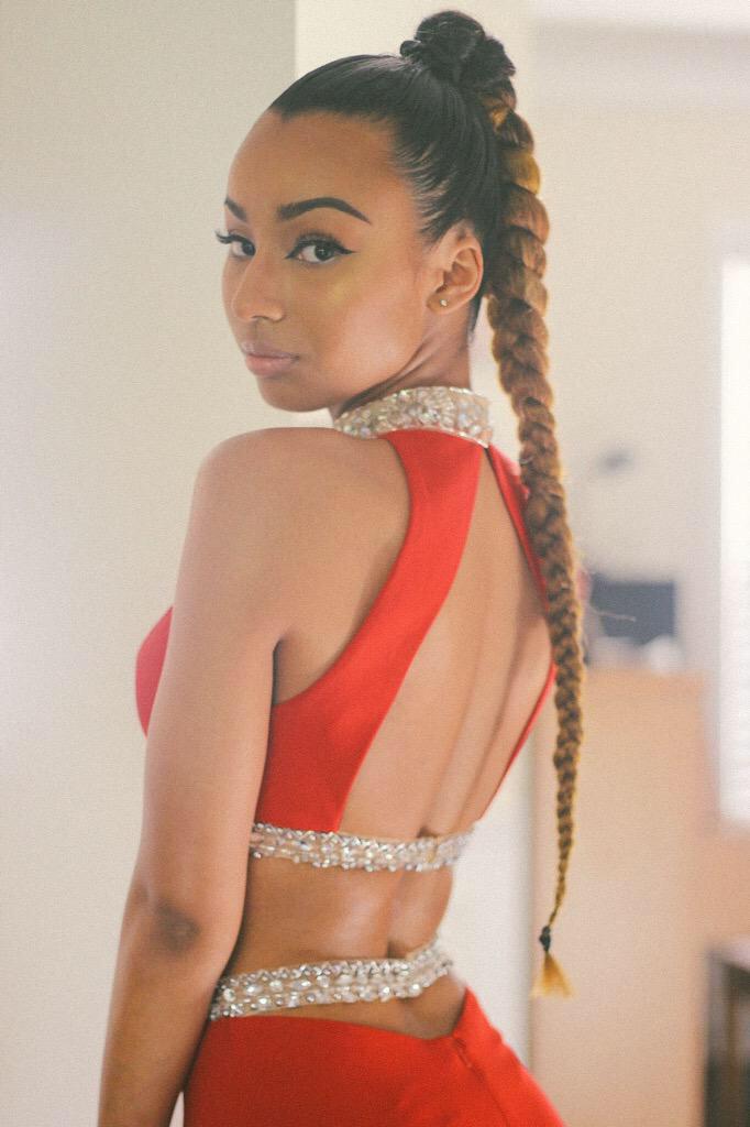 prompics2k15_'s tweet photo. Makeup on FLEEK 😍💅🏽 #Prom2k15 ✨
(@prsmrtn_) http://t.co/M8PpqZYEeU