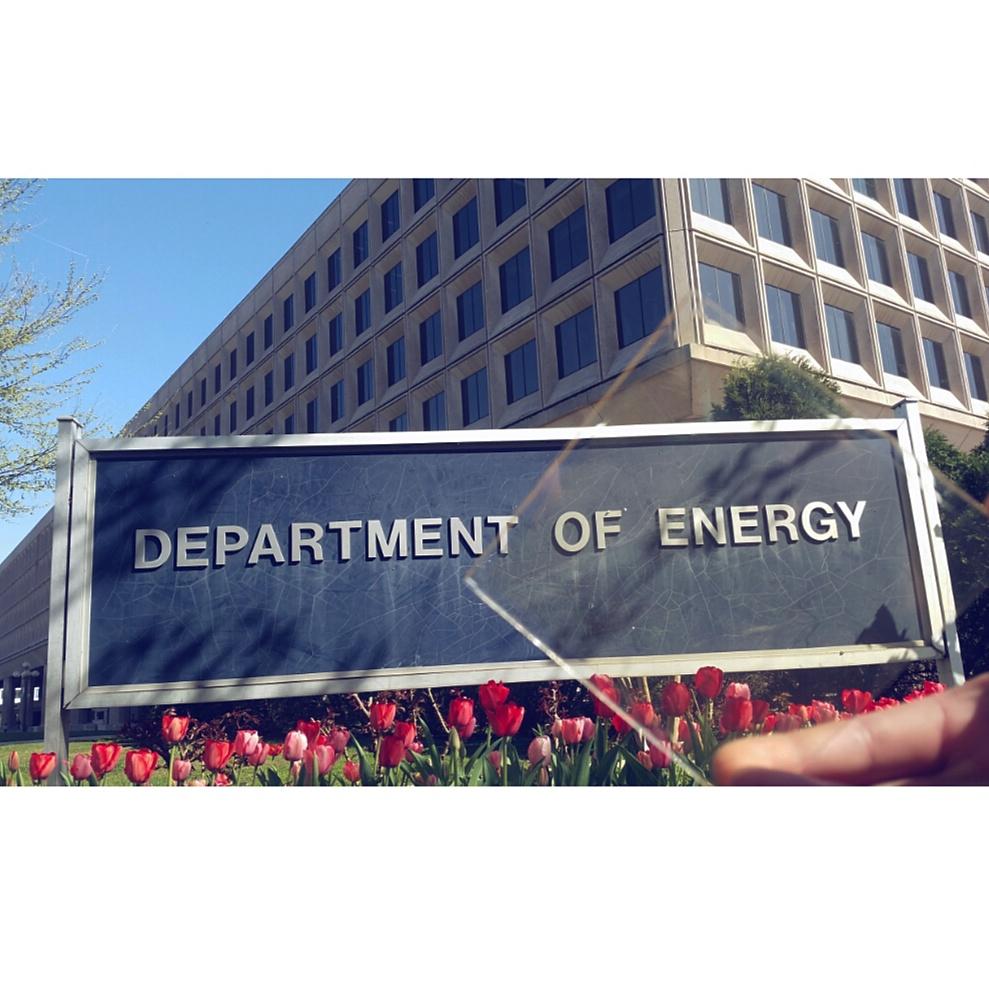 SolarWindowTech's tweet image. #ThrowbackThursday The #smartsolarwindow in front of the @ENERGY Dept. in #DC for @EPAresearch #epap3 competition