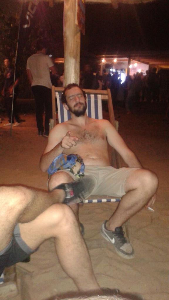 LasPantuflas's tweet photo. #UnEstiloDeVida #JuevesDeSelfie el central mas rudo de @LasPantuflas @bichidepalomita @tanquestone16 http://t.co/Wcd49pmI0X