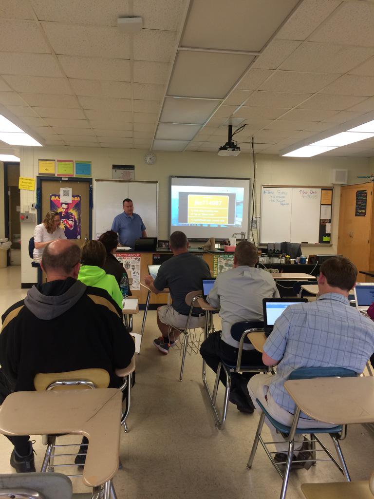 Ashley_Hammond9's tweet photo. FCHS Teachers learning about technology! Thanks @JasonGood4 @GoodLingood #yourock #PDtech http://t.co/0DNgqAh1gx