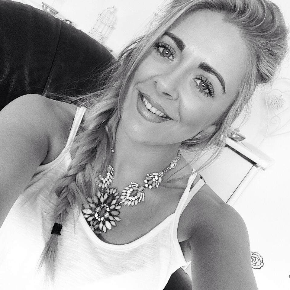vanessajxx's tweet photo. #black#white#smile#messyhair#plaite http://t.co/FfeAfO1dPt