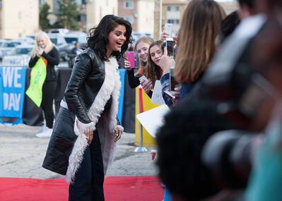 gomezstime's tweet photo. When selena gomez sees her fans http://t.co/IEbK5r2VrA