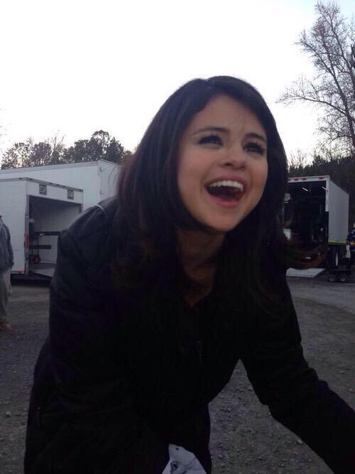 gomezstime's tweet photo. When selena gomez sees her fans http://t.co/IEbK5r2VrA