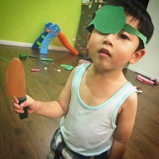 hundredperx's tweet photo. นี่มันตะบี๋ต้ะต๋าโตวเล็ก เป็นโจรฉะหยัด ปิดตาข้างเดียวตับมีดอันหย่าย น่าโกวตังโลย http://t.co/QdNTbT0ZTY