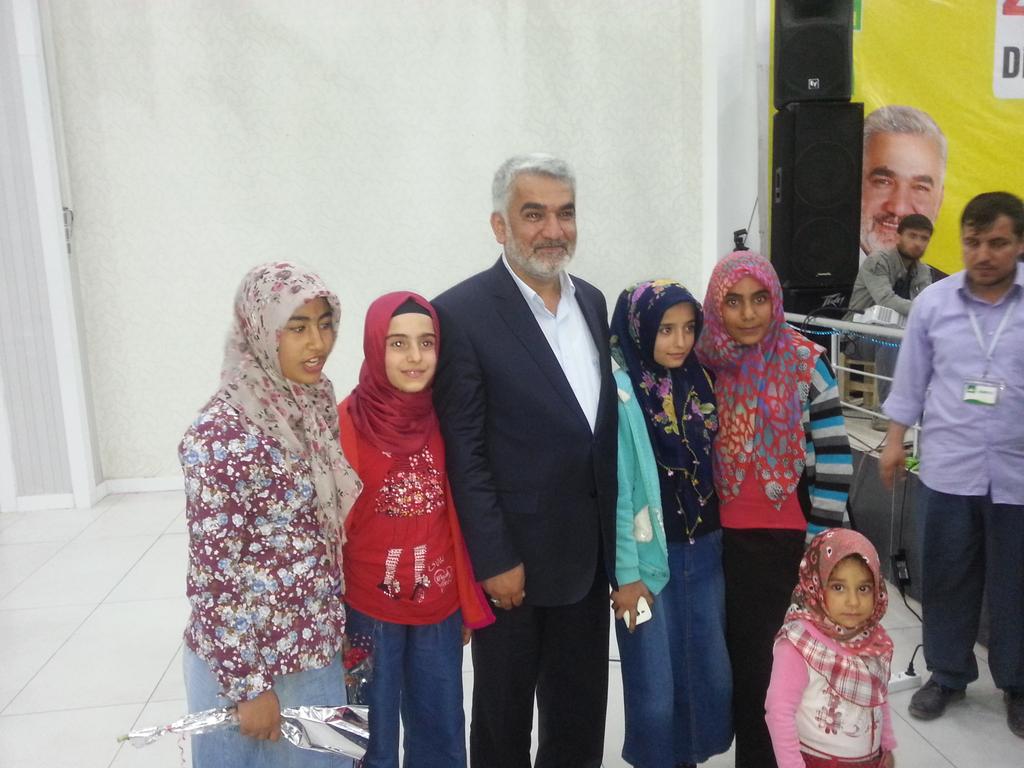 HudaParErgani's tweet photo. Miniklerden Hür aday sayın @zyapicioglu'na sevgi gösterisi http://t.co/ZkT5lC9DpK