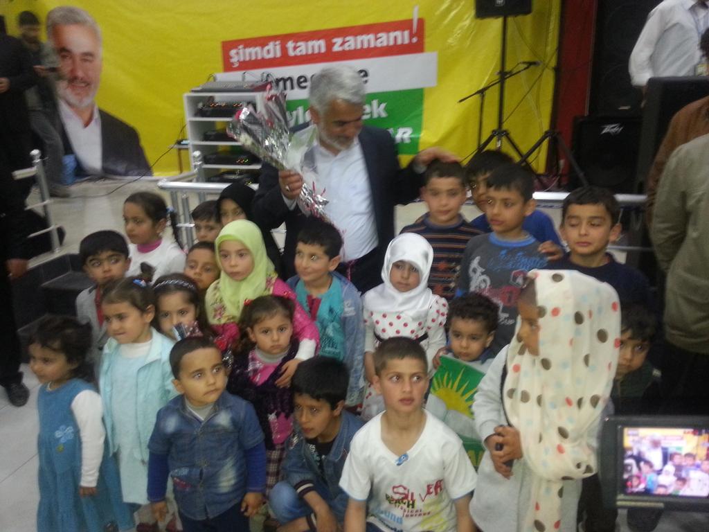 HudaParErgani's tweet photo. Miniklerden Hür aday sayın @zyapicioglu'na sevgi gösterisi http://t.co/ZkT5lC9DpK