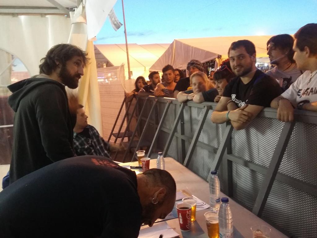 _Setiii_'s tweet photo. Aquí los tenéis a los @mreputacion  con sus fans en el stand de @rockestatal ¡corre! http://t.co/emBeAKKXur