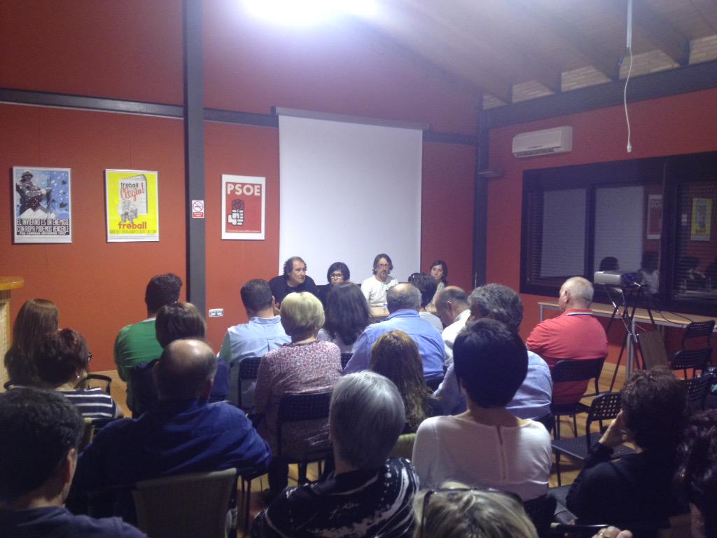 jjorgefuentes's tweet photo. Magnífica presentación de "El bucle" de Román Sáez. Con Alfons Cervera. En la casa del pueblo de #Yátova @psoeyatova http://t.co/t1aUgoieVd