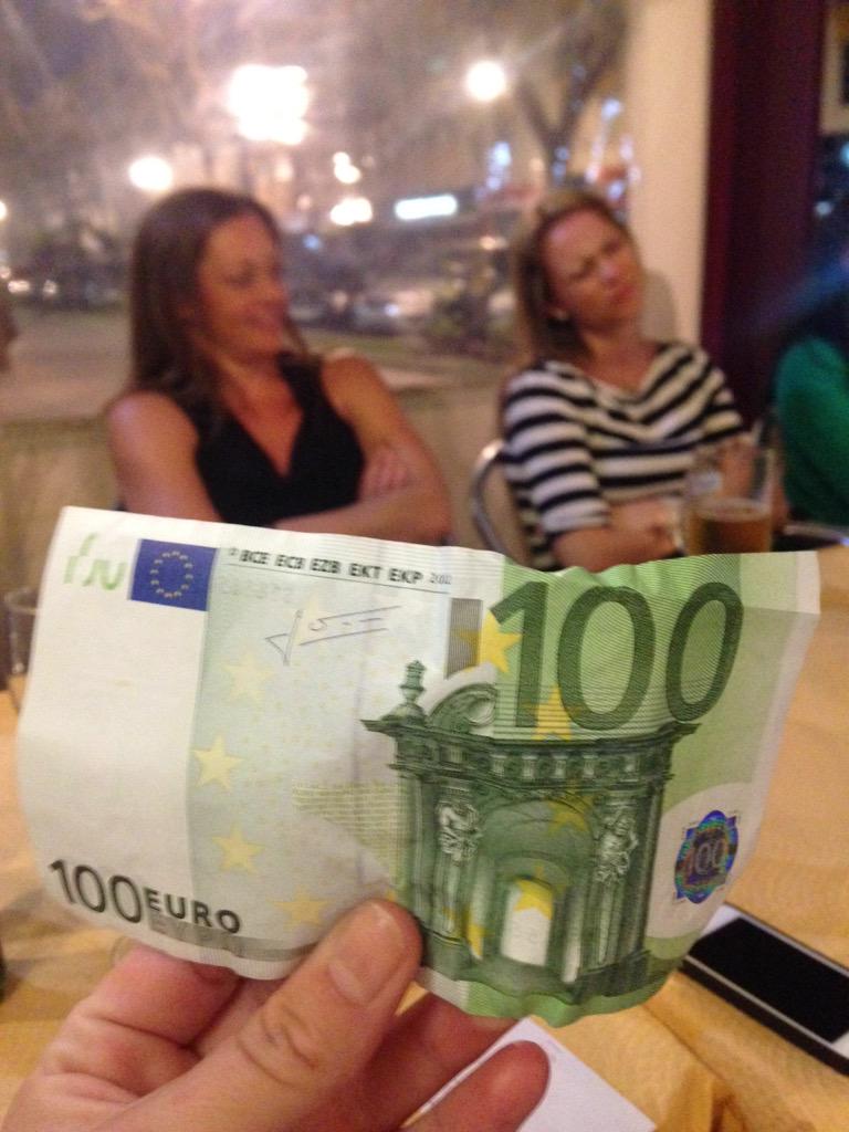 MariChristoffer's tweet photo. Applauderte på flyet, tok ut gærninger og går med tennissokker i sandalene; deilig å være norsk i Malaga ass. http://t.co/QLdsFtsv0v