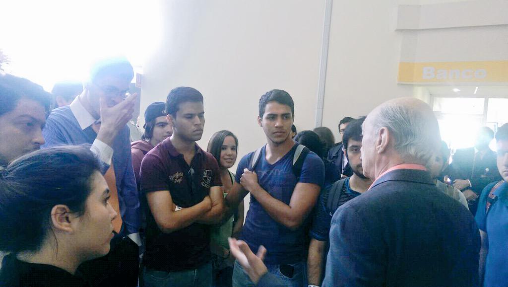 AlvarezMaynez's tweet photo. Ayer en el #DebateELNORTE y hoy en #DebateUDEM la raza ha tratado a @FElizondoB como rockstar al terminar el debate http://t.co/swGAfc1HKY
