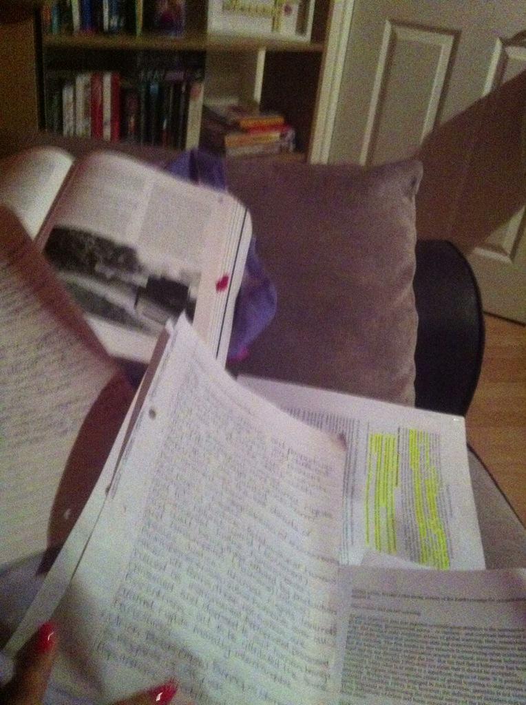 BabyGyalTx's tweet photo. Never ending Uni work...gotta make that 💷💷 http://t.co/ndzPqn9GoU