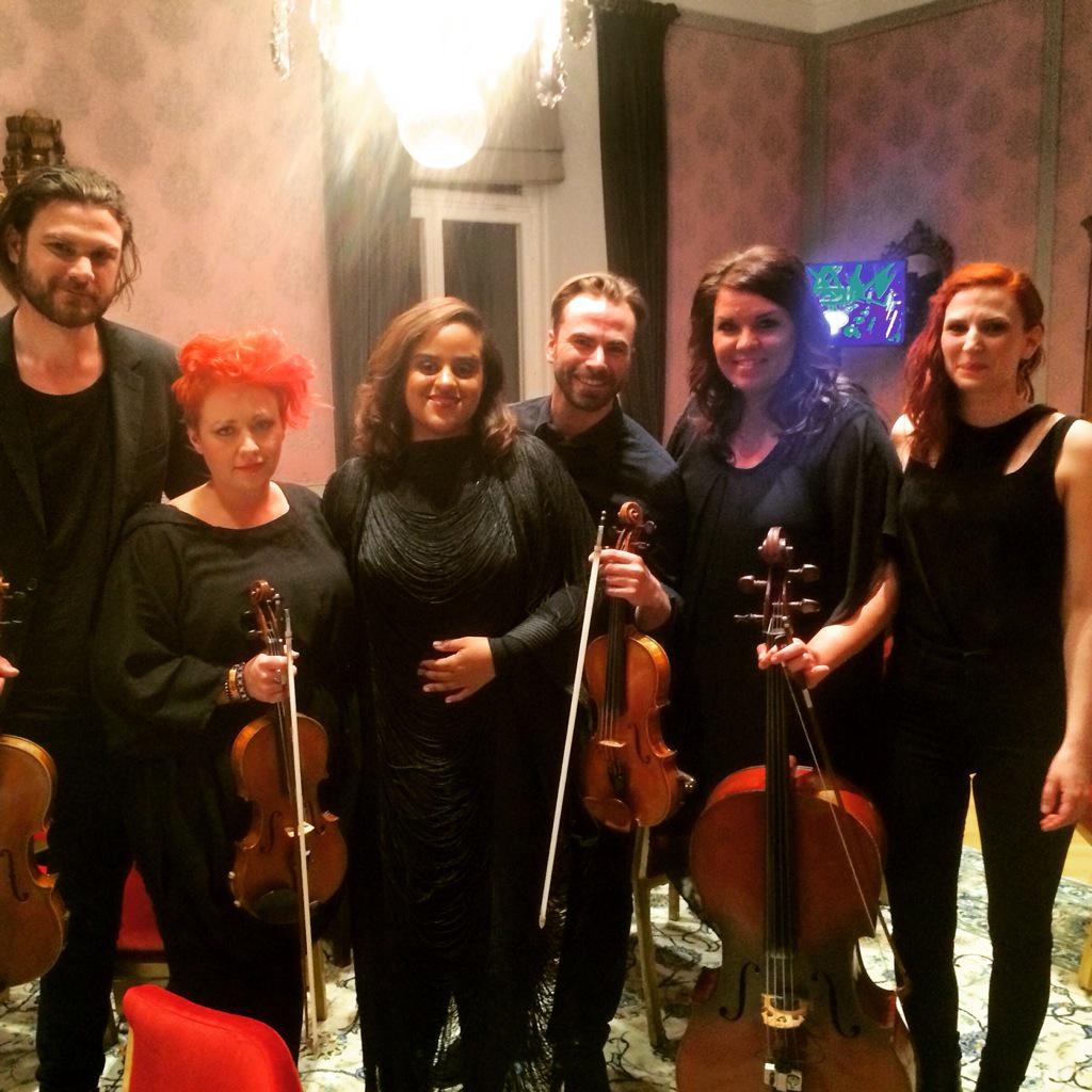 SthlmStrings's tweet photo. Bandbild med bästa @SeinaboSey  #humorgalan http://t.co/9cnUJRtnxV