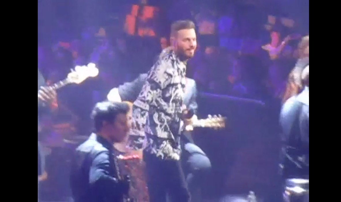 59md144's tweet photo. Ce petit sourire en coin OMG 😍😍😍 #JusteUnInstant #REDTour16042015 #Lille http://t.co/DqO8R67o0l