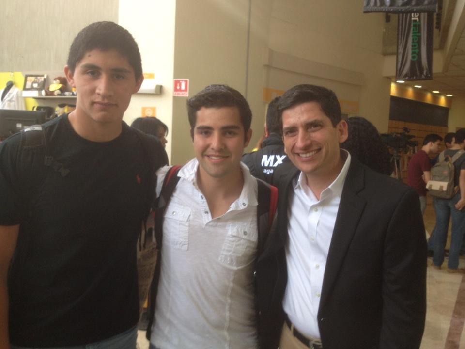 ivansampayoc's tweet photo. #YoConFelipe #DebateUDEM #RumboNL @FelipeCantuR @HugoSnchezG http://t.co/QHIqeA8irC