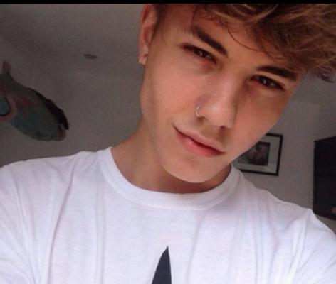 i love cuddles and i smoke 
skater boy ✌
i am new so can you rt??
that would be fucking nice