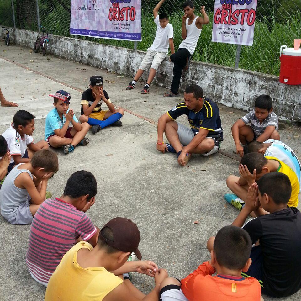 FVACTrujillo's tweet photo. Compartiendo con los niños a Jesús el Mesías... Campeonato de futbolito. http://t.co/gK9F40KlmN