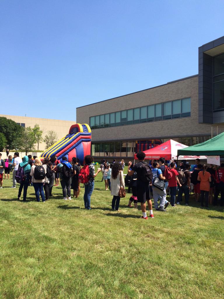 UHBauerCollege's tweet photo. #BauerBash is getting started in the grassy area between @UHStudentCenter and UCBB! http://t.co/AOuxMvg4W3