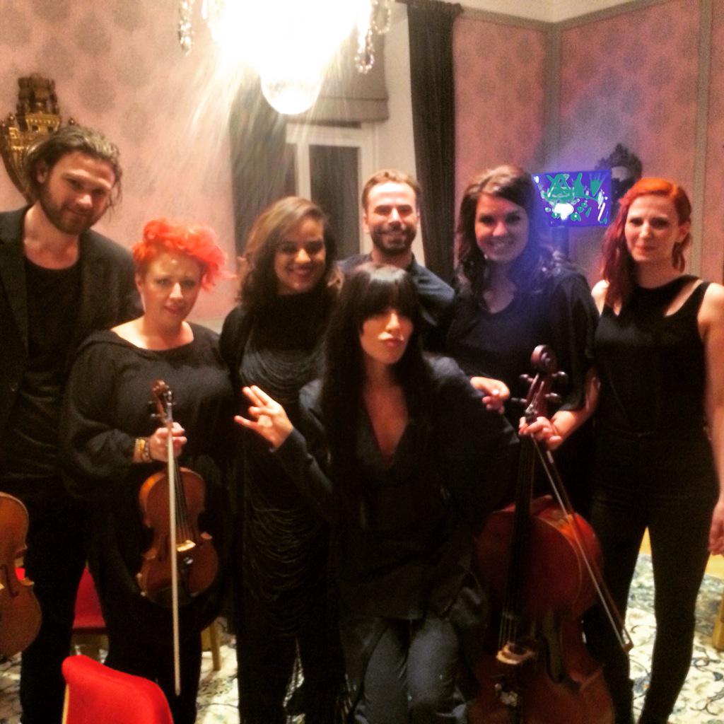 SthlmStrings's tweet photo. Och fotobombade av @LOREEN_TALHAOUI http://t.co/bJkP6X24ri