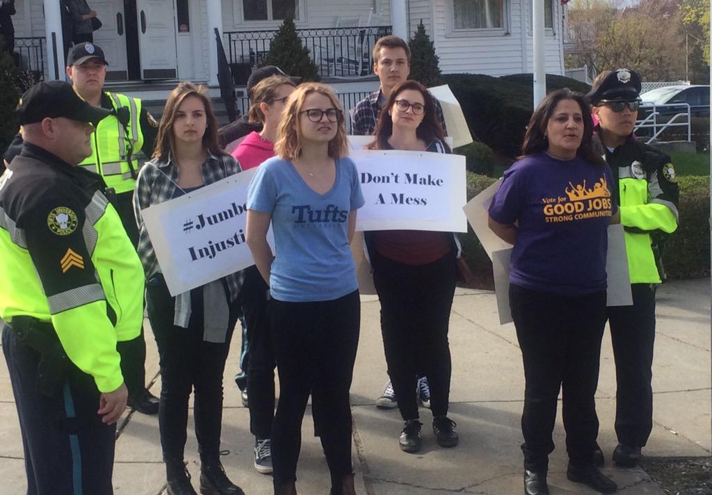 32BJSEIU's tweet photo. BREAKING: Tufts students &amp; union activists arrested @ protest against janitorial cuts #JumboInjustice @wbznewsradio http://t.co/ze85H7kOwR