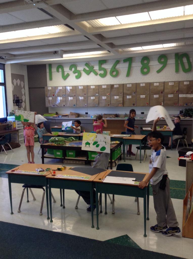 mrshammsclass's tweet photo. Art smart show and share! Frogs are hopping everywhere @StevensonElem http://t.co/16ro33dx8J