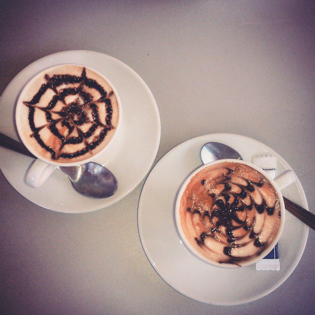 AveRobles's tweet photo. Ha zido una tarde terriblemente dulce y Ruzza... 👸❤🐞 @17_aviles http://t.co/8IOJSlCOid