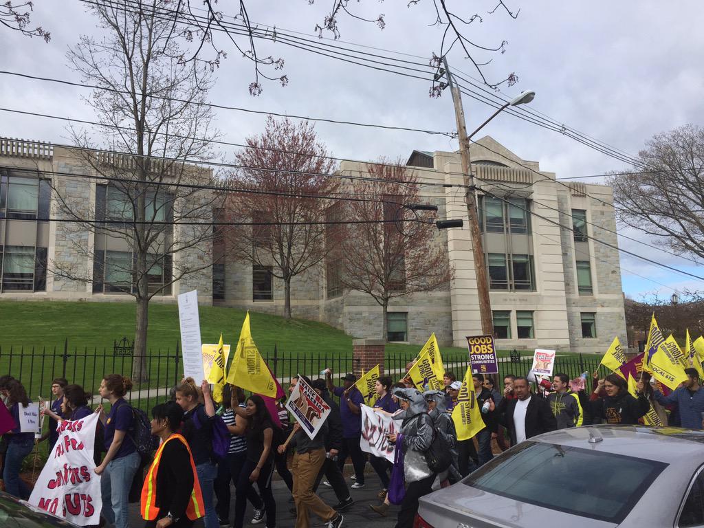 tuftslabor's tweet photo. @cbsweeney 100+ entering campus #nocutsattufts #jumboinjustice http://t.co/LonboCxBAB