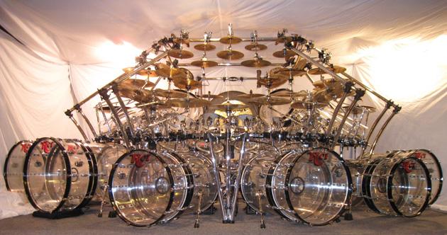 BarefootKickBud's tweet photo. If you really had to have a kit this large, at least you would still be able to see your
band-mates. http://t.co/GBiXmAmaGg