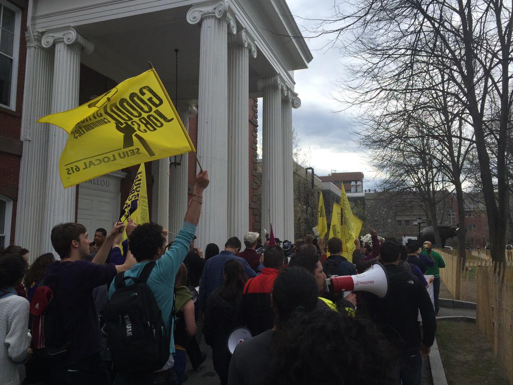 tuftslabor's tweet photo. In front of Ballou Hall @32BJ_SEIU @BostonGlobe @cbsweeney http://t.co/sAGItdGHwM
