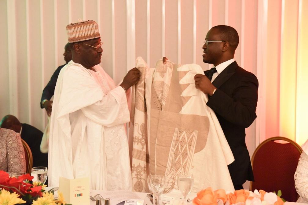 FreeAfrikaa's tweet photo. @SOROKGUILLAUME et Cavaye Yeguié trinquent au raffermissement de la coopération #CI225 - #CMR http://t.co/OEPC3vhdYv http://t.co/4Vjs7CmusE