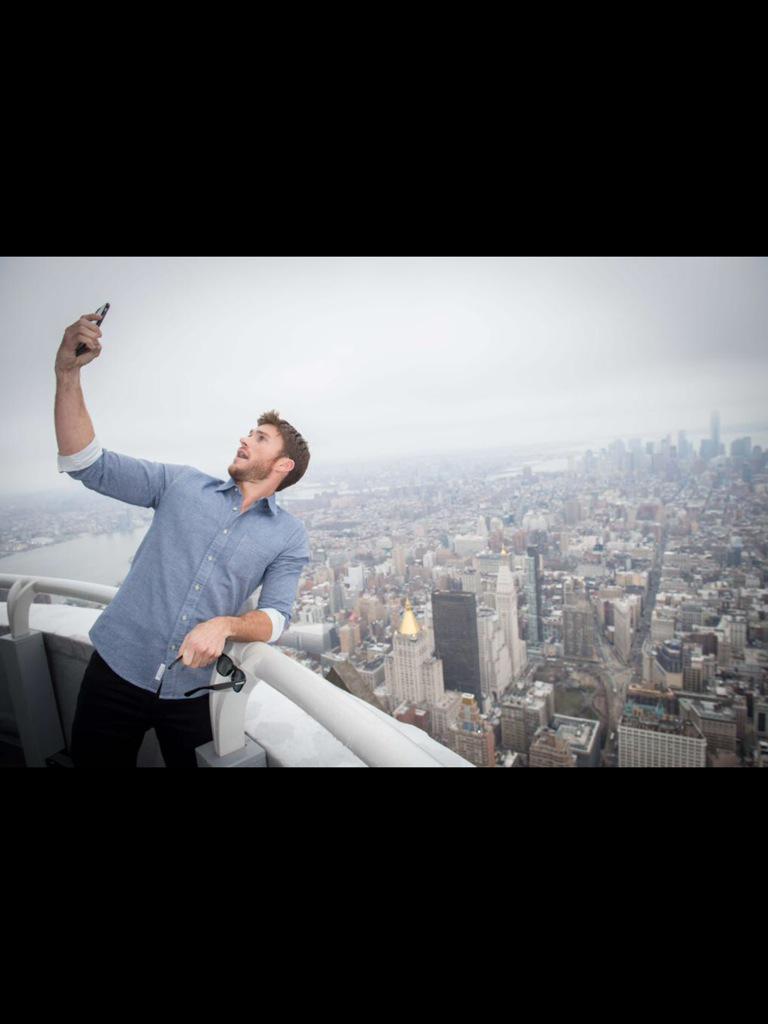 daniellerobson1's tweet photo. This will be you in 4 weeks😂😂@dionchelsey #EmpireStatebuilding http://t.co/fqLGdRZd9o