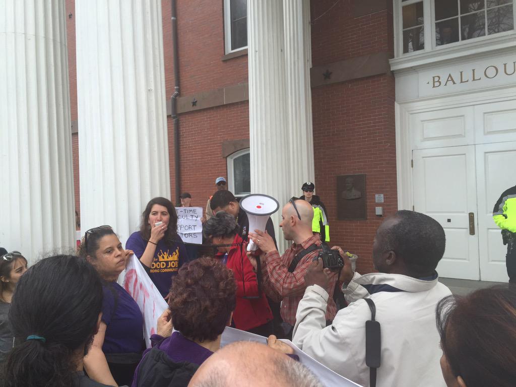 tuftslabor's tweet photo. BREAKING: janitors are speaking- worked here for 18 years #justicefortuftsjanitors #nocutsattufts http://t.co/Rsb3wKdbY4