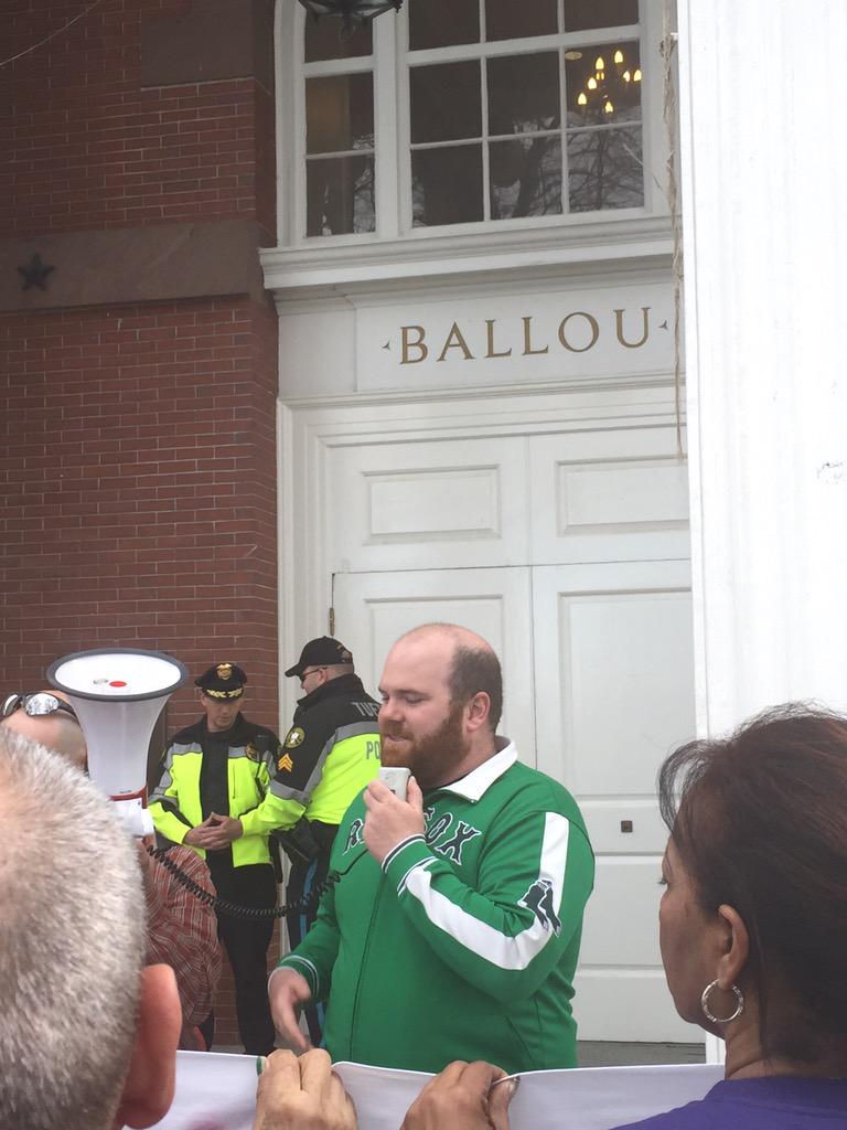 tuftslabor's tweet photo. WATCH: JUSTICE FOR TUFTS JANITORS #jumboinjustice #nocutsattufts http://t.co/dMYx6EbVlF