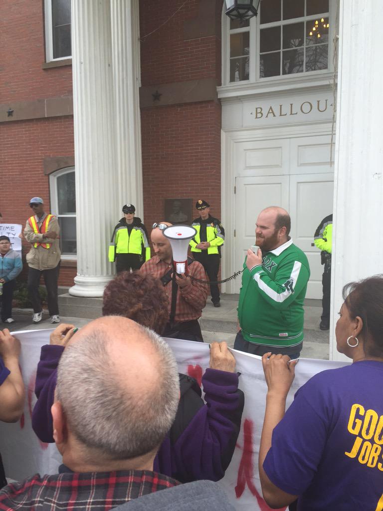 tuftslabor's tweet photo. @Carlos_Aramayo DEMAND JUSTICE #justicefortuftsjanitors #nocutsattufts http://t.co/7LLeK57WyL