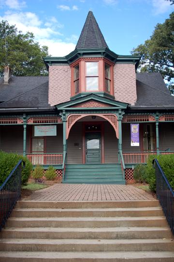 ATLMuseumWeek's tweet photo. For 25 years, the @HammondsHouse has been a mecca for people seeking inspiration centered on African Diaspora art http://t.co/JmTDUFF6A5