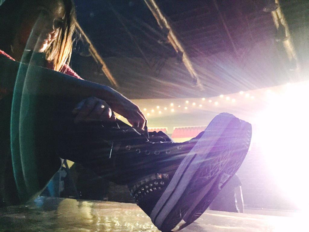 carlamedina's tweet photo. Ajustando detalles para la función de hoy. #HoyNoMePuedoLevantarLaGira #ActitudConverse @conversemx http://t.co/QzRgX3HEug