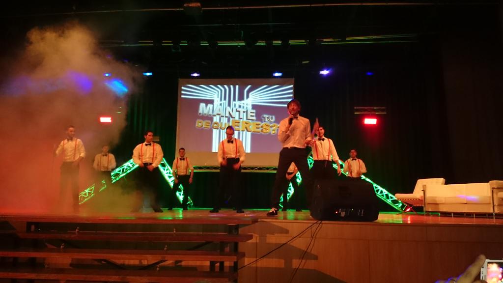 BenifaioCOMUNIC's tweet photo. Comença l'espectacle musical dels @ClavarisDA2015 #Benifaió 'Mante tu de qui eres?' http://t.co/h1OksWnBF6