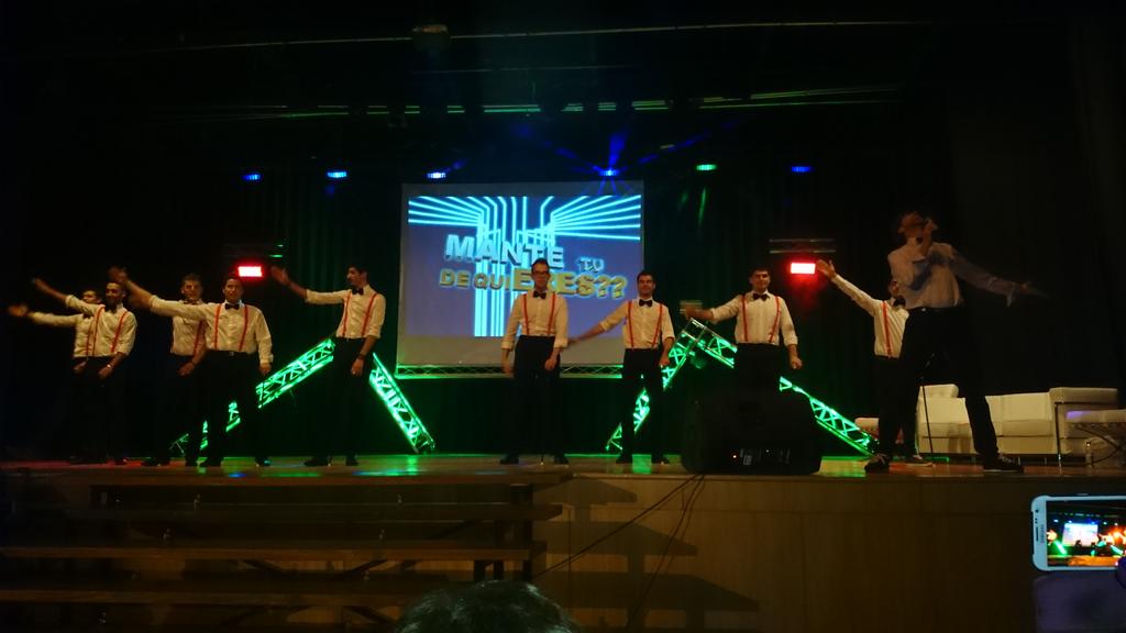 BenifaioCOMUNIC's tweet photo. Comença l'espectacle musical dels @ClavarisDA2015 #Benifaió 'Mante tu de qui eres?' http://t.co/h1OksWnBF6