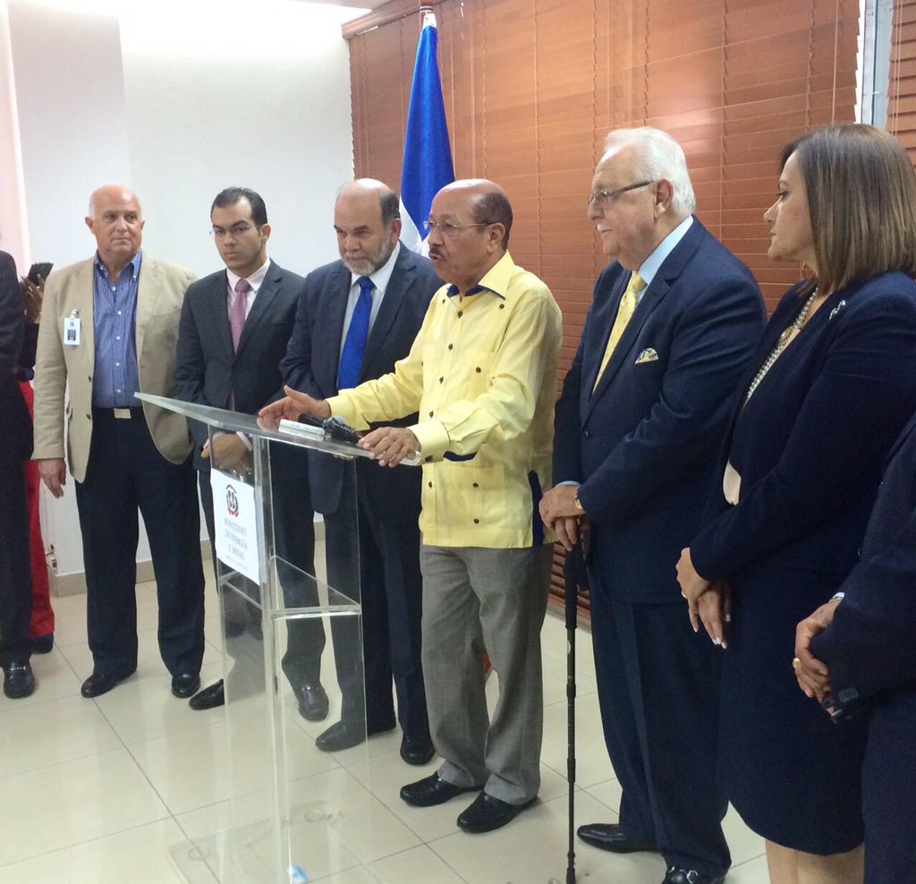 temomontas's tweet photo. Momento en que, por disposición del Presidente, pongo en posesión del cargo de Ministro de Energía y Mina a Tony Issa http://t.co/WFNsfhRqjO