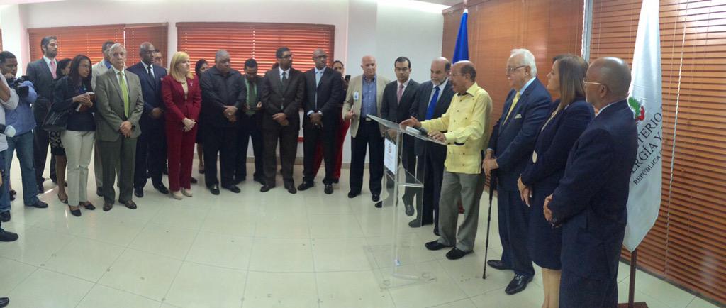 temomontas's tweet photo. Momento en que, por disposición del Presidente, pongo en posesión del cargo de Ministro de Energía y Mina a Tony Issa http://t.co/WFNsfhRqjO