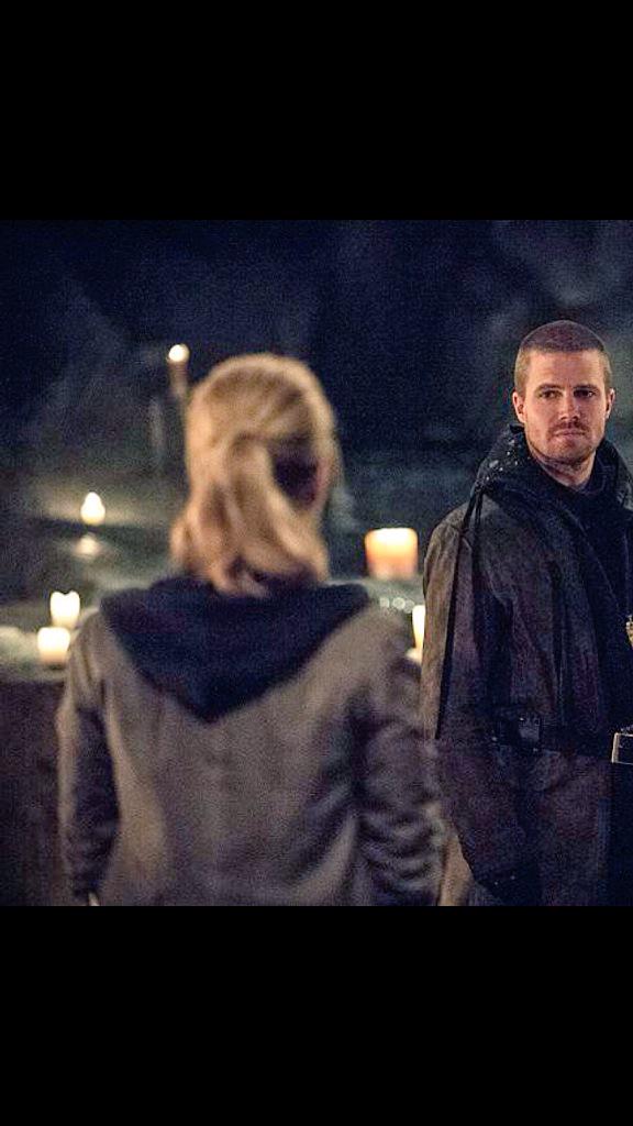 SmoakQueen3's tweet photo. The way he's looking at her 😍😍😍 #HisWholeWorld #Olicity #KillMe http://t.co/PRJlhsiMAM
